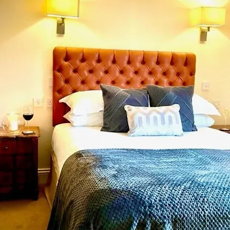 Inn Oak Tree